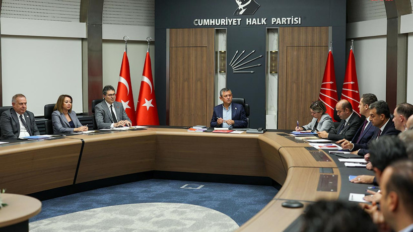 CHP'de Tarihi Gün: Özgür Özel, Kurultay Davası Gölgesinde MYK'yı Topladı