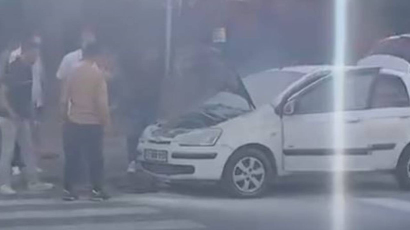 Esenyurt’ta Okul Önünde Park Halindeki Araç Alev Aldı