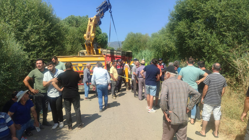 İzmir'de Traktör Şarampole Devrildi! Sürücü Hayatını Kaybetti