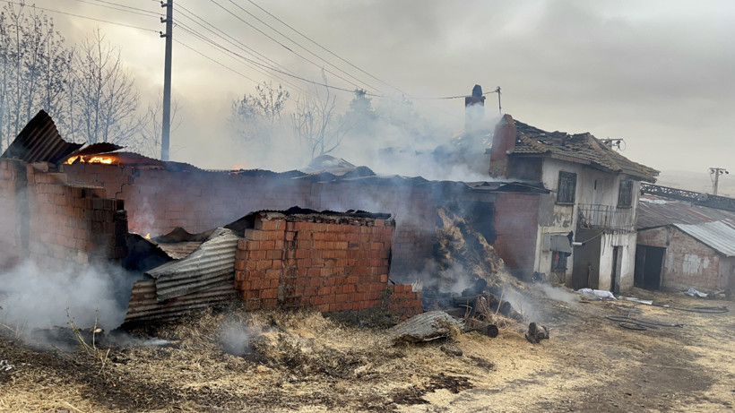 Çankırı'da Samanlık Yangını Bir Evi Kül Etti