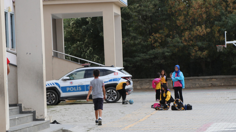 Van'da Boşanma Aşamasında Dehşet! Bıçakla Okulu Bastı, Kayınpederi Zannedip Başka Öğretmeni Bıçakladı