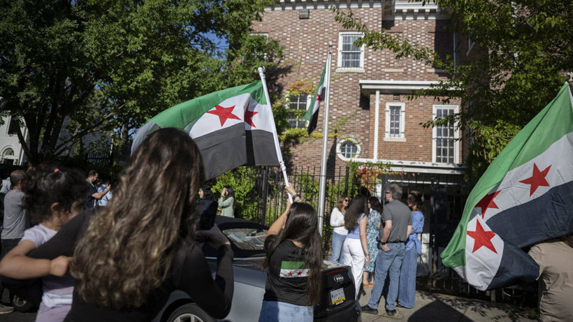 ABD'de Tarihi Adım! Suriye Bayrağı 11 Yıl Sonra Göndere Çekildi