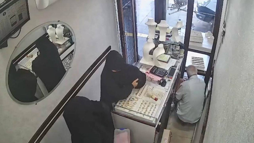Kuyumcuyu Oyalayıp 2,5 Kilo Altın Çaldılar