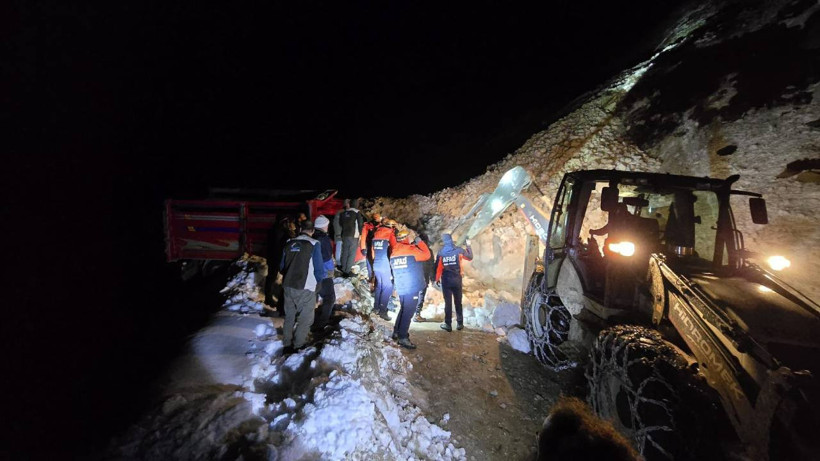 Çamlıhemşin’de Çığ: 15 Kişinin Bulunduğu Kamyonet Uçurum Kenarında Asılı Kaldı