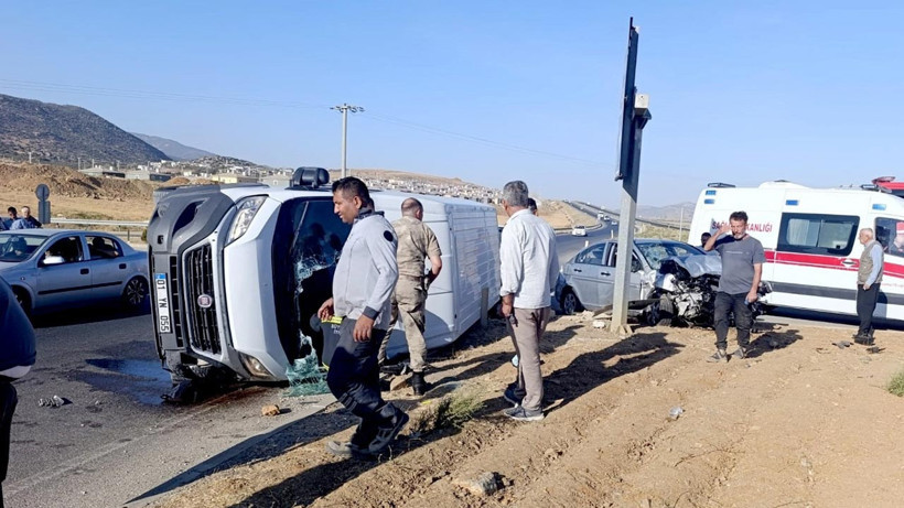 Gaziantep'te Otomobil ile Minibüs Çarpıştı! 6 Kişi Yaralandı