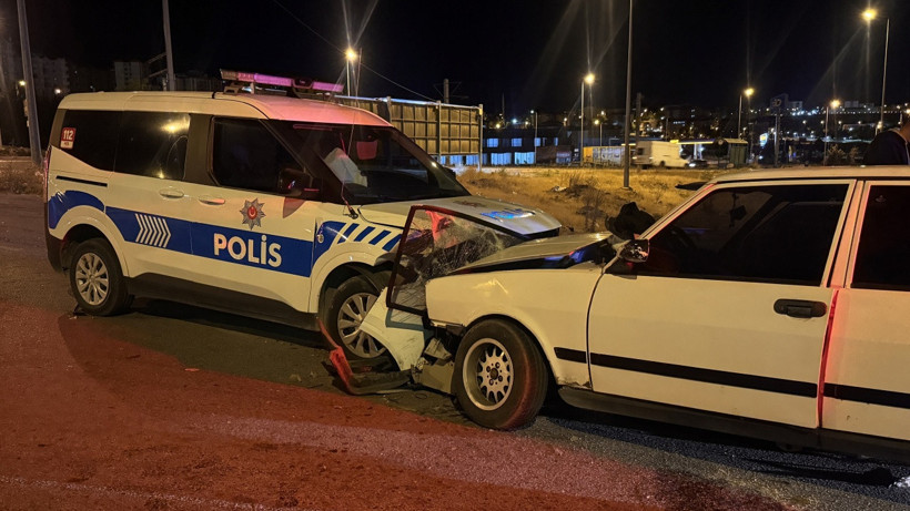 'Dur' İhtarına Uymadı, Polis Aracına Çarptı! 3 Yaralı