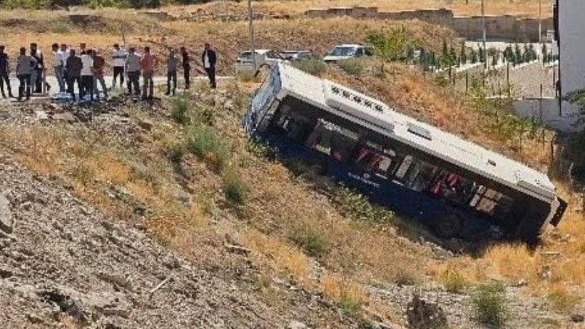 Elazığ’da Otobüs Şarampole Yuvarlandı