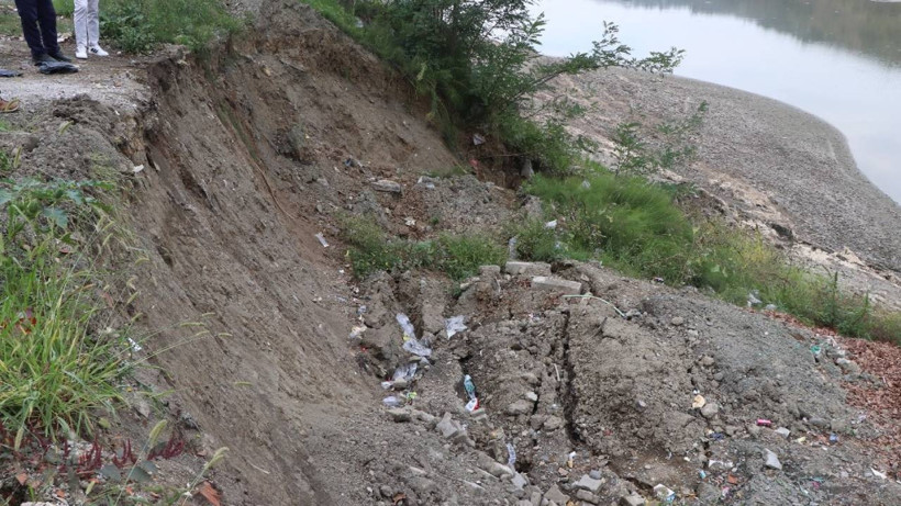 Barajda Su Seviyesi Düştü, Kıyıda Çatlaklar ve Heyelanlar Oluştu