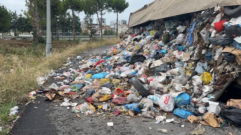 Çöp Yüklü TIR Devrildi, Çöpler Yola Savruldu