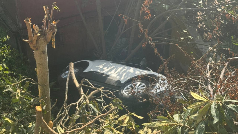 Sarıyer'de Kontrolden Çıkan Otomobil Evin Bahçesine Düştü