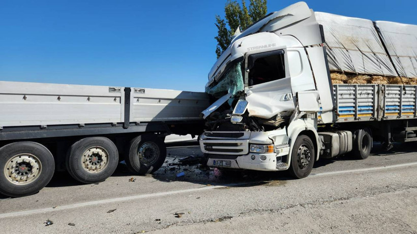 İki Tır Çarpıştı! 3'ü Ağır, 4 Yaralı