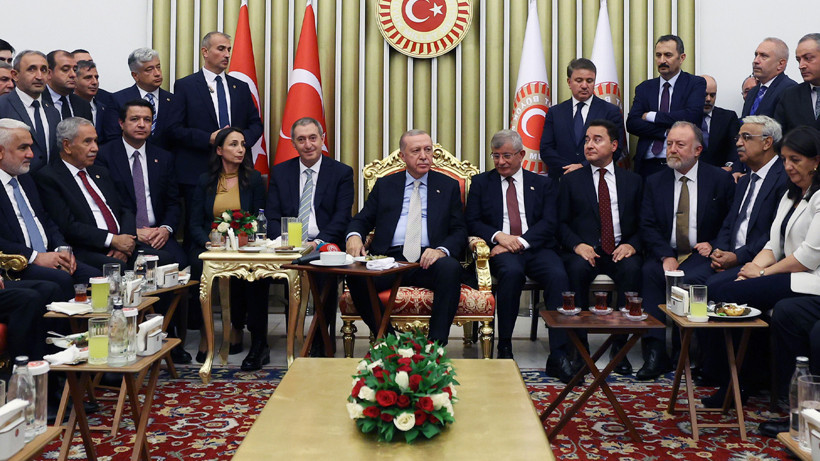 Siyaset Arenasında Dolu Dolu 24 Saat... Neler Oldu? İşte En Çok Konuşulan Fotoğraf...