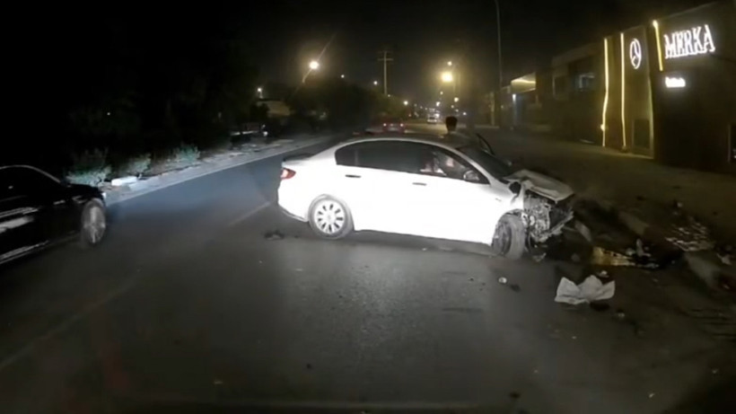 Adana'da Şerit Değişim Felaketi: Motosiklet Sürücüsü Ağır Yaralı