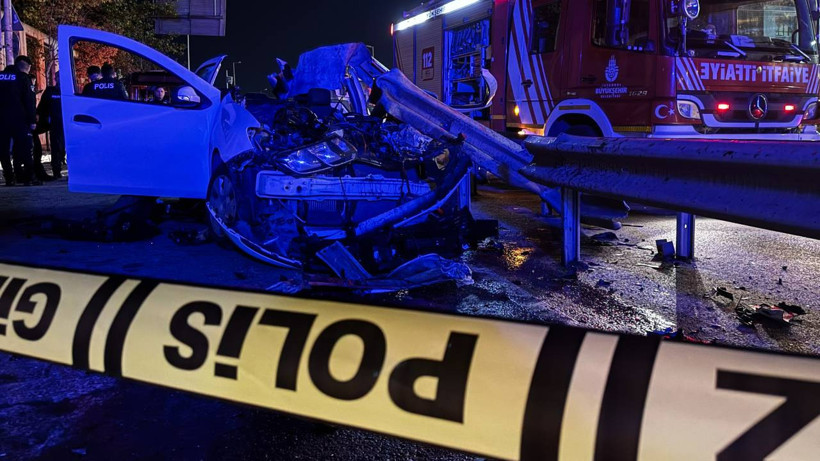 Ümraniye'de Feci Kaza! Otomobil Bariyerlere Ok Gibi Saplandı: 1 Ölü, 1 Yaralı