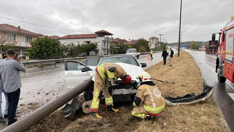 Manisa'da Feci Kaza: Otomobil Direğe Çarptı