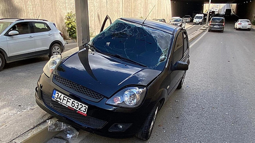 Elazığ'da Otomobil Aydınlatma Direğine Çarptı: 3 Yaralı