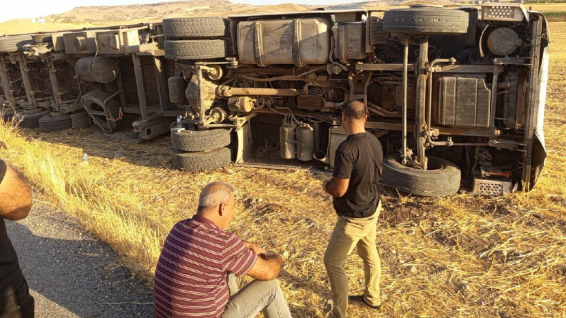 Batman’da Saman Yüklü Tır Devrildi: 1 Kişi Yaralandı