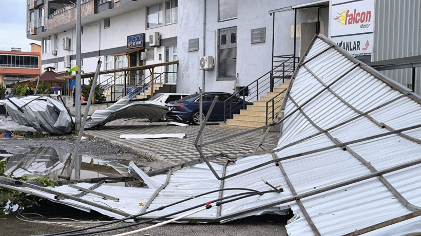 Fırtına Hatay’ı Vurdu! Çatı Uçtu, Araçlar Zarar Gördü