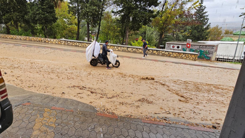 Kahramanmaraş’ta Sağanak Yağış Hayatı Felç Etti! Caddeler Göle Döndü