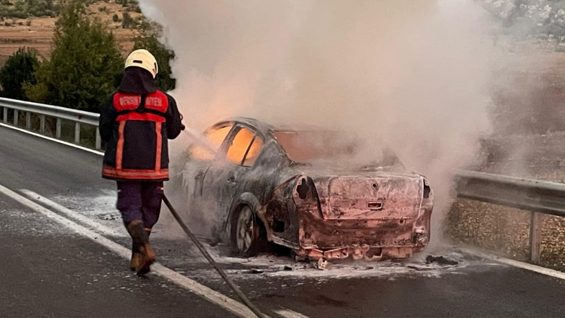 Yanan Otomobil Hurdaya Döndü