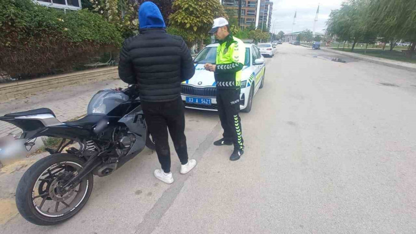 Plakasını Bantla Değiştirmeye Çalışan Motosiklet Sürücüsüne Ceza