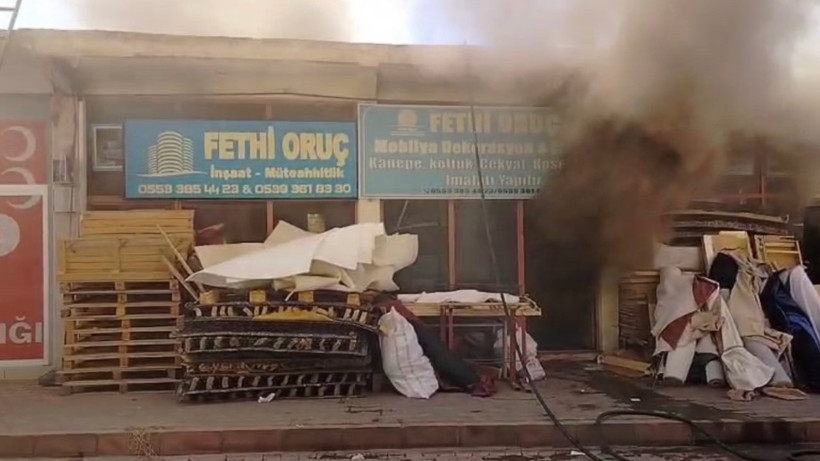 Elazığ’da Çatı Yangını İş Yerine Sıçradı