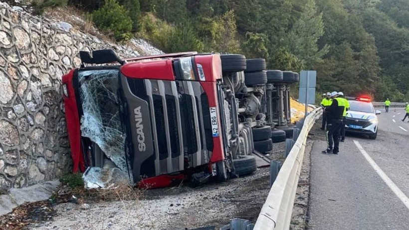 Mezit Boğazı'nda Korkutan Kaza: Yem Yüklü TIR Devrildi, Karı Koca Yaralandı