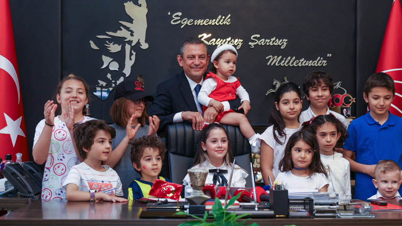 Özgür Özel’den Kız Çocuklarına Büyük Söz: 'Borcumuzu Ödeyeceğiz'