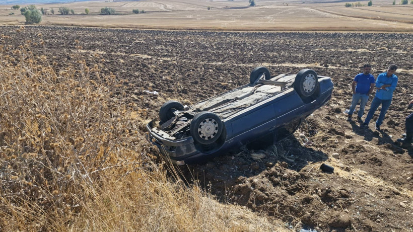 Tarlaya Devrilen Otomobildeki 4 Kişi Yaralandı