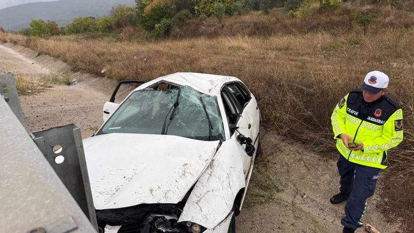 Yağmur Kazaya Neden Oldu: İznik'te Refüje Uçan Otomobilde 4 Kişi Yaralandı