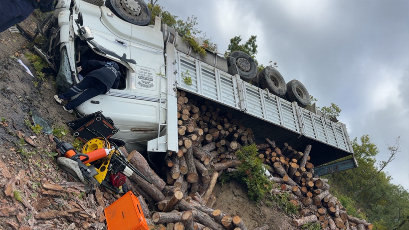 Samsun'da Kamyon Şarampole Devrildi: 1 Kişi Hayatını Kaybetti