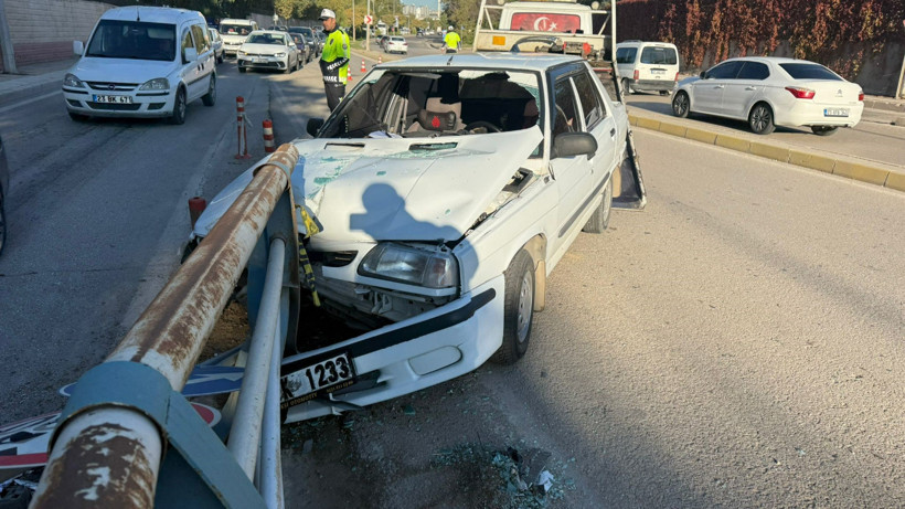 Otomobil Bariyerlere Saplandı: 1 Yaralı