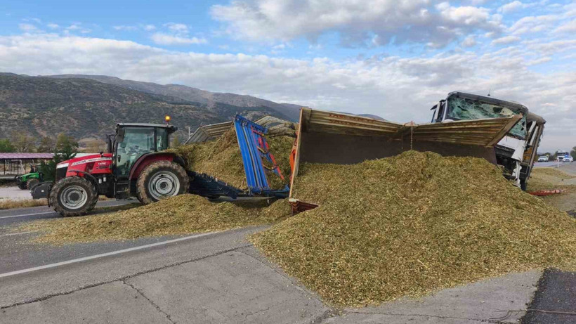 Tır Traktöre Çarptı! 2 Yaralı, 2 Ton Yem Yola Saçıldı