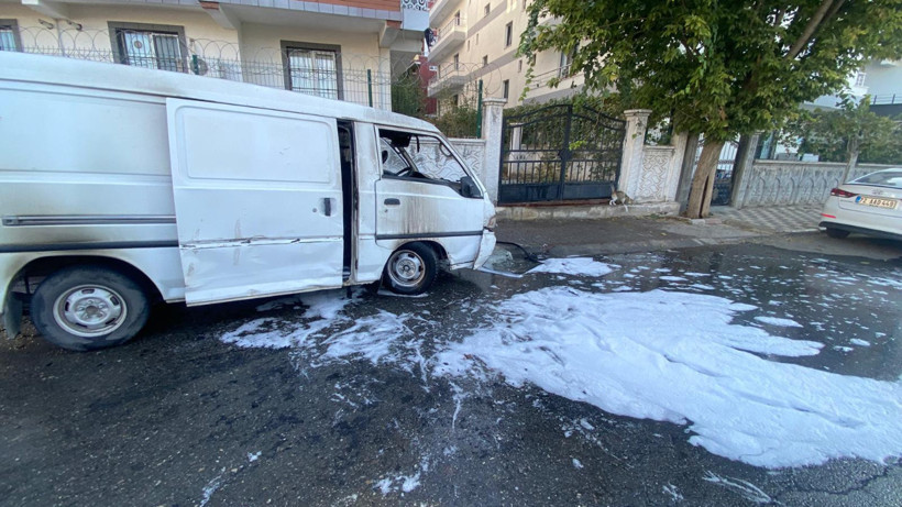 Batman'da Park Halindeki Panelvan Alevlere Teslim Oldu