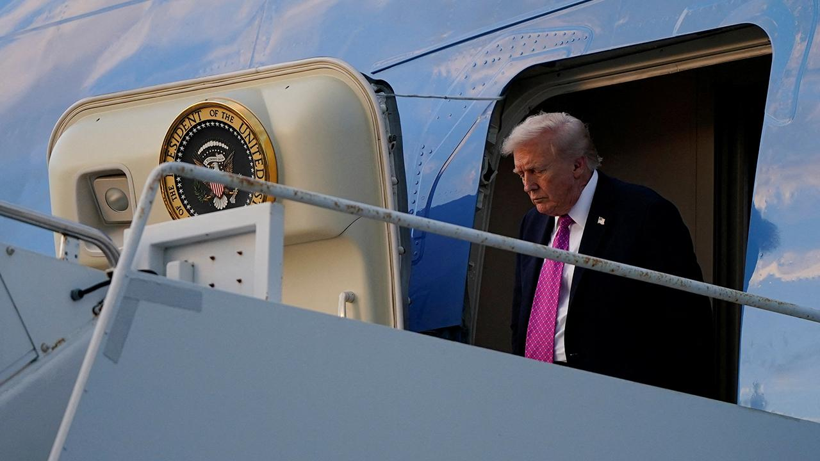 ABD Başkanı Donald Trump'ın Uçağının Yakınında Şüpheli Yapı! Alarma Geçtiler