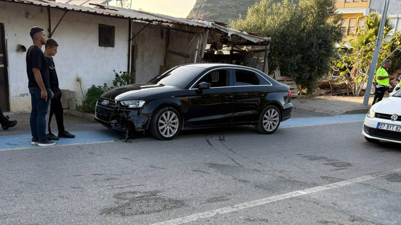 Antalya’da Otomobille Motosiklet Çarpıştı: 1 Yaralı