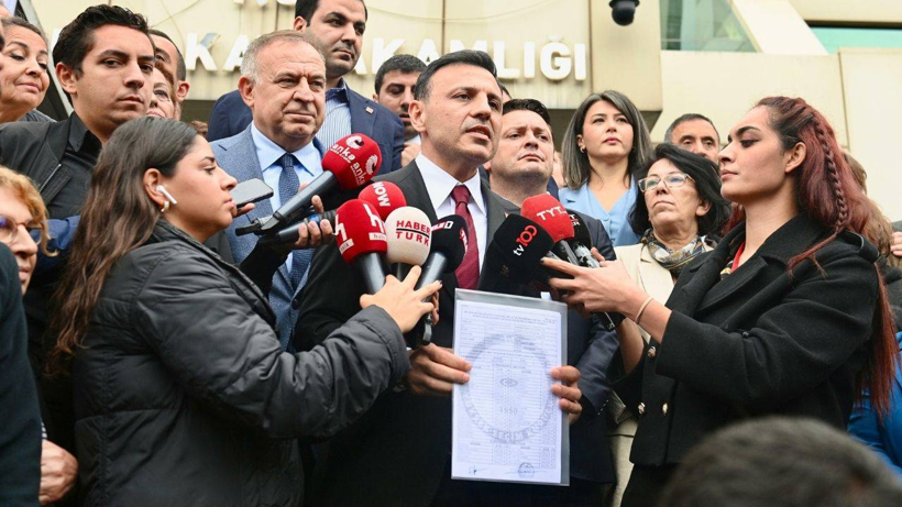 CHP İstanbul İl Başkanı Seçilen Özgür Çelik Mazbatasını Aldı