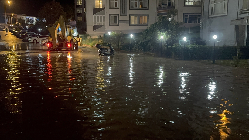 Tekirdağ'ı Sağanak Vurdu! Cadde ve Sokaklar Göle Döndü