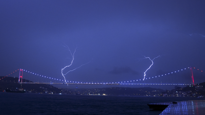 İstanbul Gök Gürültülü Yağışa Teslim! Caddeleri Su Bastı, Trafik Felç Oldu