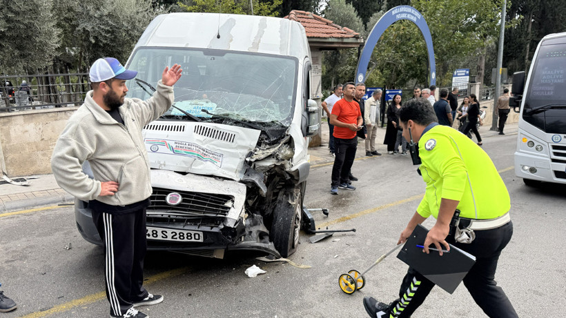 Freni Boşalan Kamyon Öğrenci Servisiyle Çarpıştı: Yaralılar Var