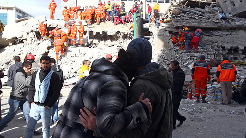 644 Kişi Ölmüştü: Van'daki Deprem Nedeniyle Aranan Eski Müdüre 14 Yıl Sonra Kelepçe