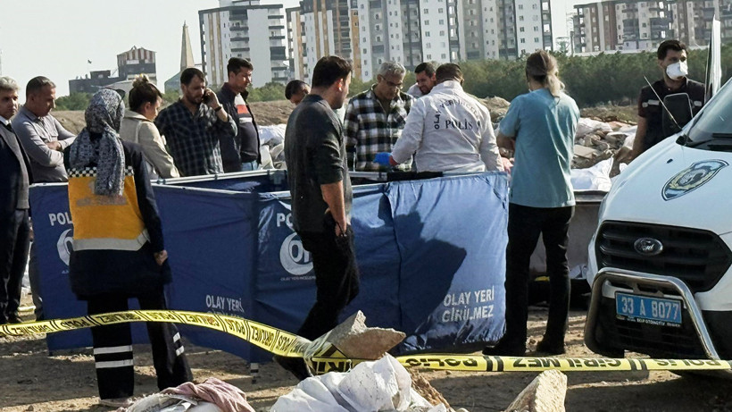 Çekyattan Vahşet Çıktı! Bıçaklayıp, Tuzlayıp Halıya Sarmışlar