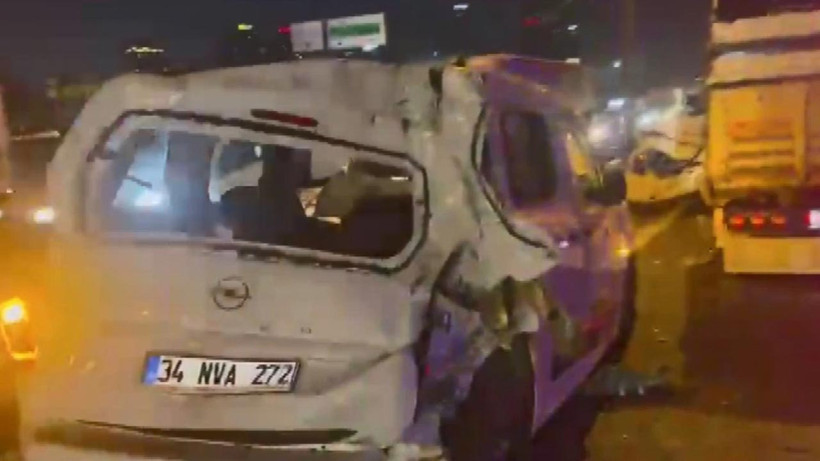 Bağcılar'da Zincirleme Kaza! 3 Şerit Trafiğe Kapatıldı