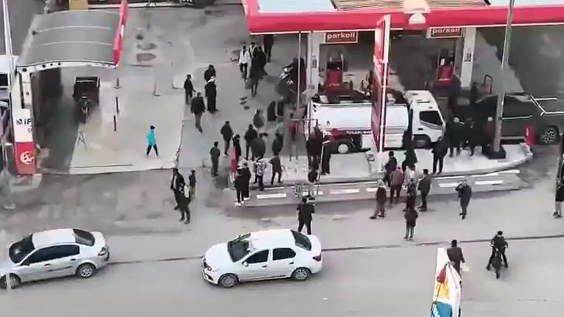 Mahallede Başladı, İlçe Merkezi Karıştı... Savaş Alanı Gibi! Komandolar Sevk Edildi