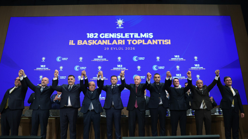 AK Parti'ye Yeni Katılımlar: Cumhurbaşkanı Erdoğan Rozetlerini Taktı