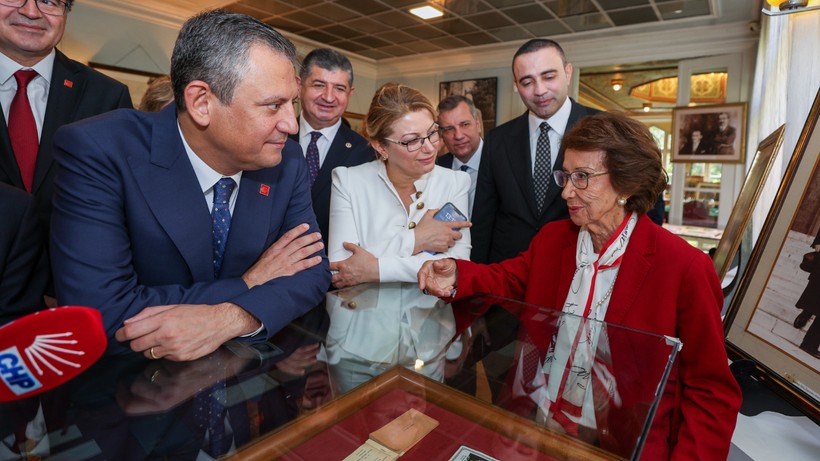 CHP'nin 101'inci Kuruluş Yıl Dönümü... CHP Lideri Özgür Özel, Mağdur Ailelerle Buluştu: 'Annenin Gözyaşının Rengi Yoktur' - Resim : 3