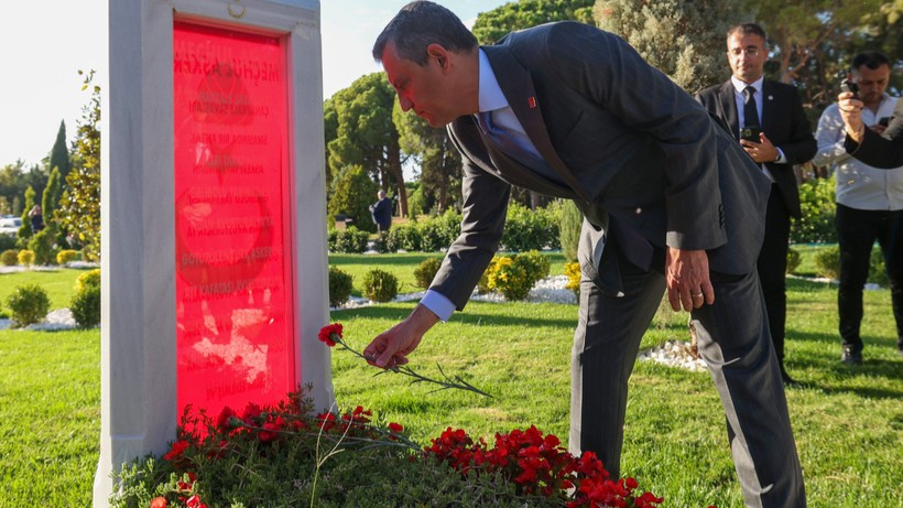 CHP Lideri Özgür Özel, Çanakkale Şehitler Abidesi'ni Ziyaret Etti - Resim : 2