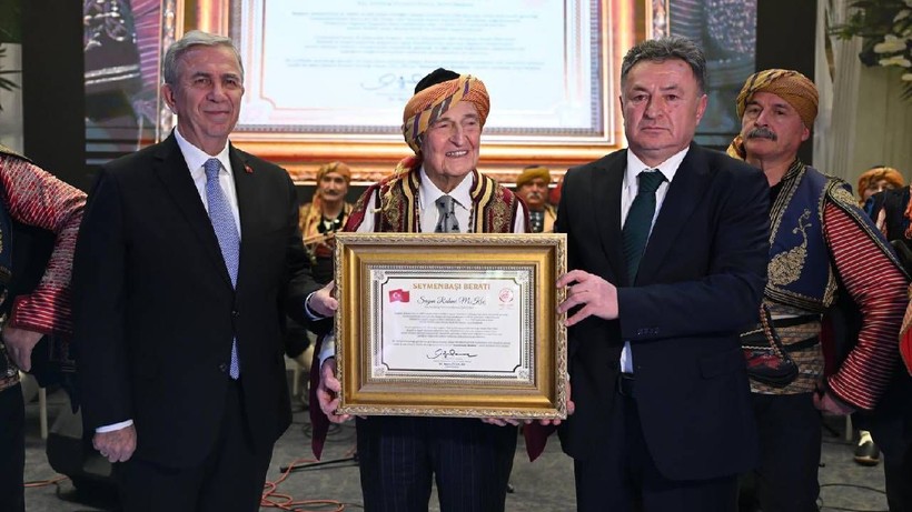Koç Holding'in Başkanı Rahmi Koç'a Büyük Kutlama: Saatlerce Ayakta Alkışlandı - Resim: 1