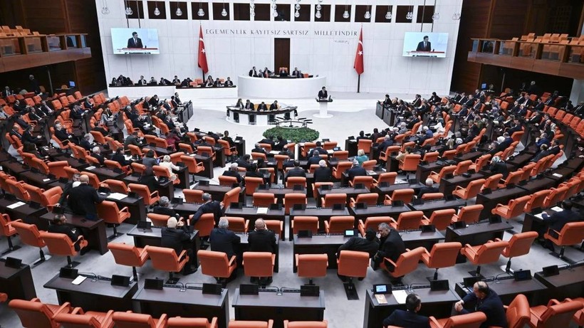 İki Yeni Dokunulmazlık Dosyası Meclis'te, Özgür Özeli ile Ümit Dikbayır'ın İsmi Listede - Resim : 1