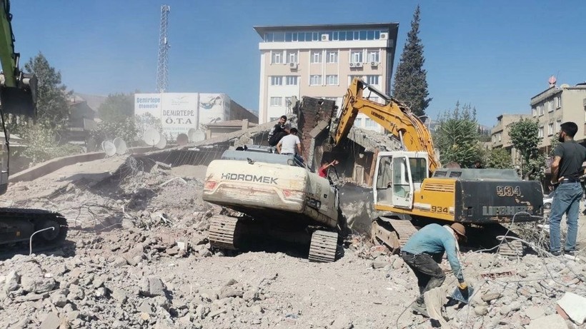 Depremde Annesini Kaybeden Avukat İsyan Etti! 'Asli Kusurlular Belli, Hapse Girmeliler' - Resim : 1